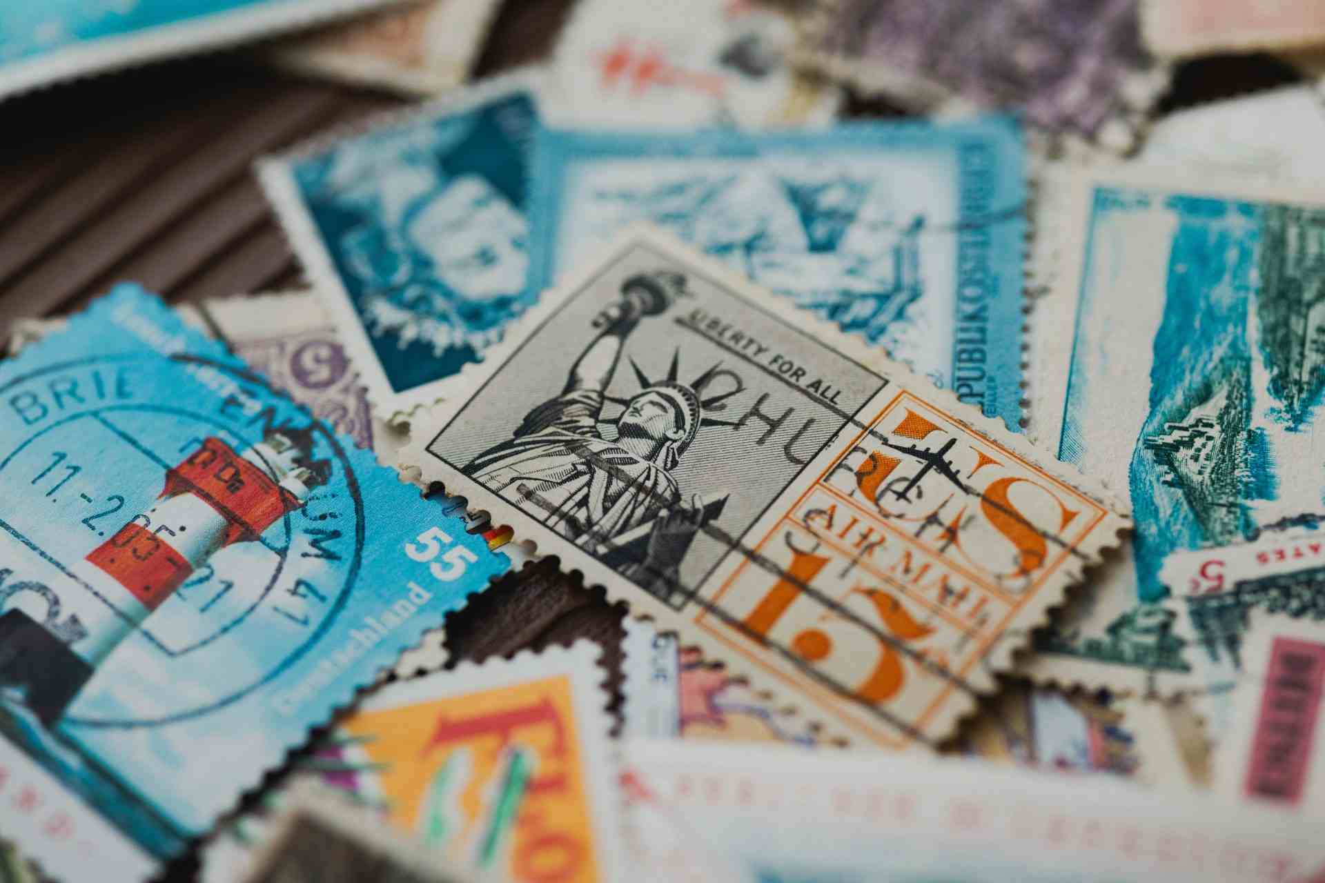 Eine Detailaufnahme verschiedener historischer Briefmarken mit bekannten Wahrzeichen und Motiven.