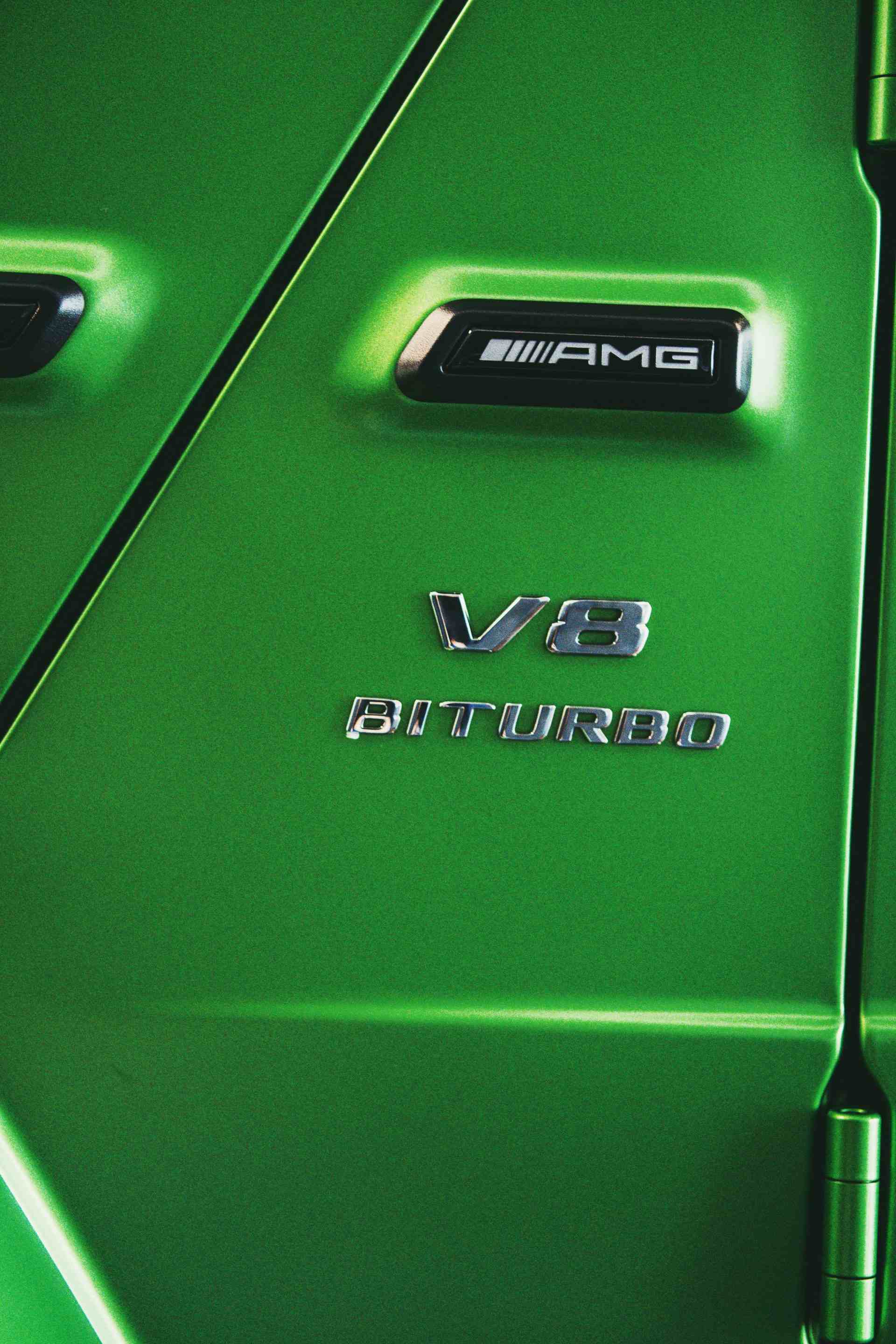 Grüne Autotür mit V8 Biturbo AMG Emblem